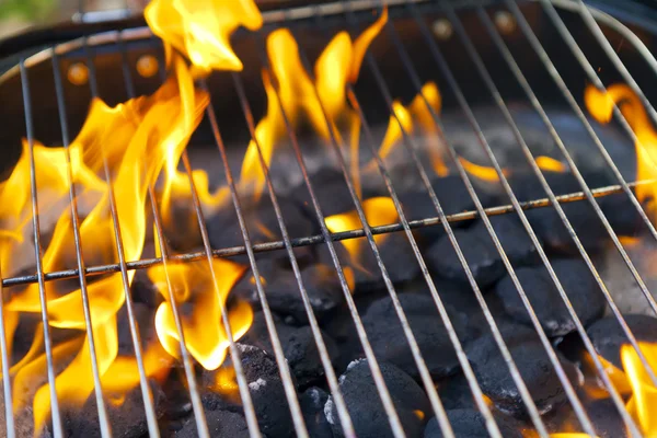 Grill della casa con grande fiamma — Foto Stock