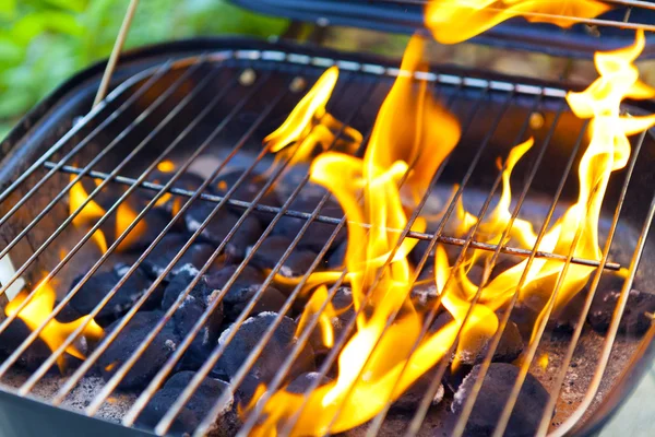 Grill della casa con grande fiamma — Foto Stock