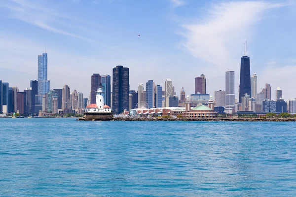 芝加哥与蓝色天空晴朗的蓝天 — 图库照片