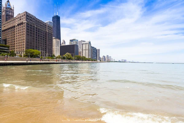 Passerella e spiaggia della città — Foto Stock