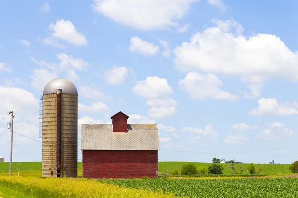 Terreno agricolo americano con cielo blu nuvoloso — Foto Stock