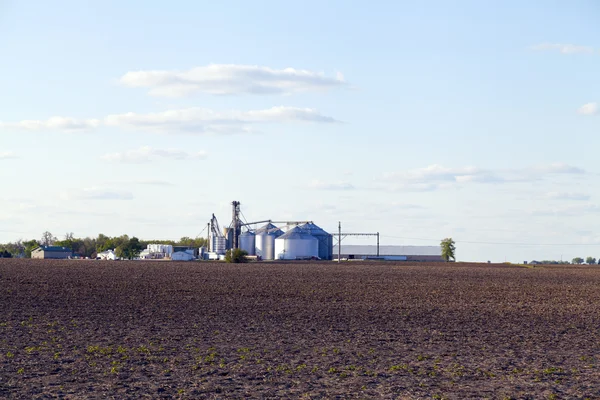 Terreno agricolo americano con cielo blu nuvoloso — Foto Stock