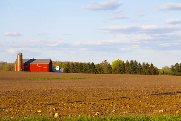 Αμερικανική αγροτική γη με μπλε συννεφιά ουρανό — Φωτογραφία Αρχείου