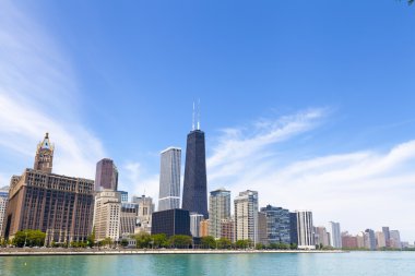 Açık mavi gökyüzü ile Chicago manzarası