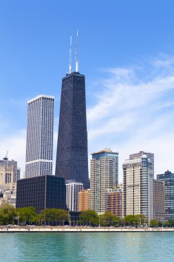 Açık mavi gökyüzü ile Chicago manzarası