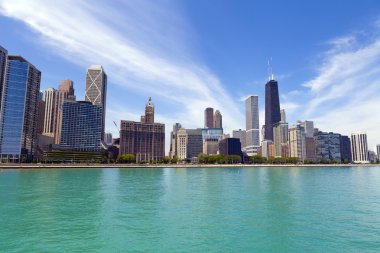 Açık mavi gökyüzü ile Chicago manzarası