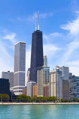 Açık mavi gökyüzü ile Chicago manzarası
