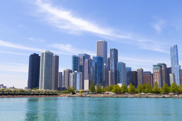 Açık mavi gökyüzü ile Chicago manzarası — Stok fotoğraf