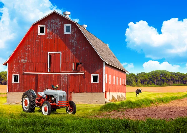 Amerikanisches Ackerland mit blauem bewölkten Himmel — Stockfoto