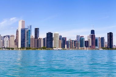 Açık mavi gökyüzü ile Chicago manzarası