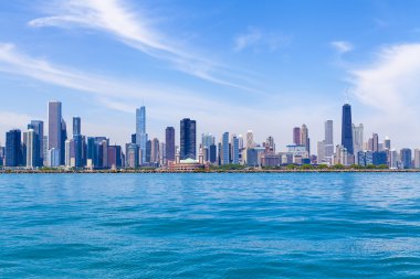 Açık mavi gökyüzü ile Chicago manzarası