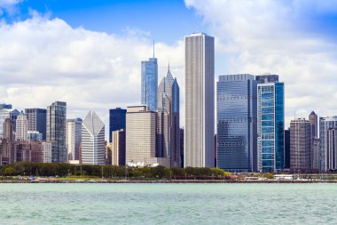 Açık mavi gökyüzü ile Chicago manzarası