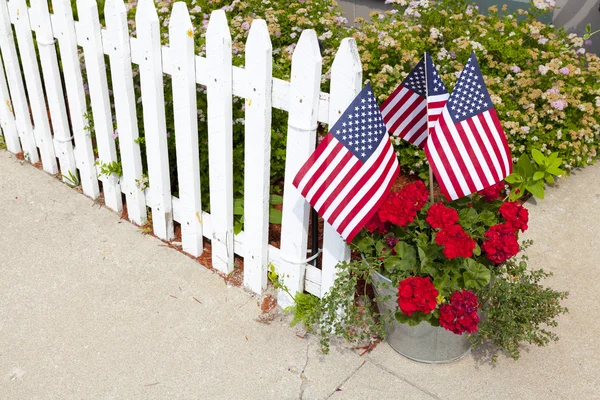 Hausgarten mit amerikanischen Flaggen — Stockfoto