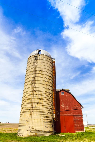 American Farmland med blå molnig himmel — Stockfoto