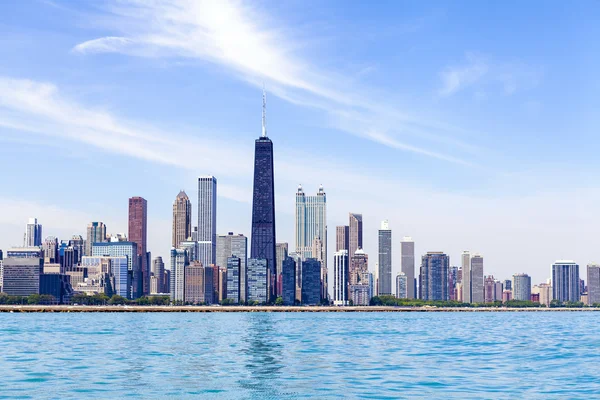 Skyline di Chicago con cielo blu chiaro — Foto Stock