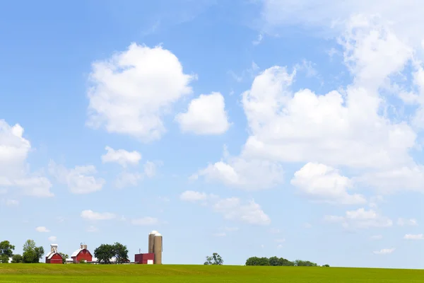 American Farmland med blå molnig himmel — Stockfoto