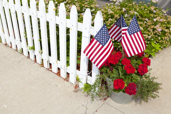 Hausgarten mit amerikanischen Flaggen Stockfoto