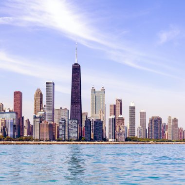 Açık mavi gökyüzü ile Chicago manzarası