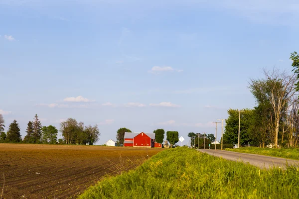 푸른 구름 하늘을 배경으로 한 미국의 농장 — 스톡 사진