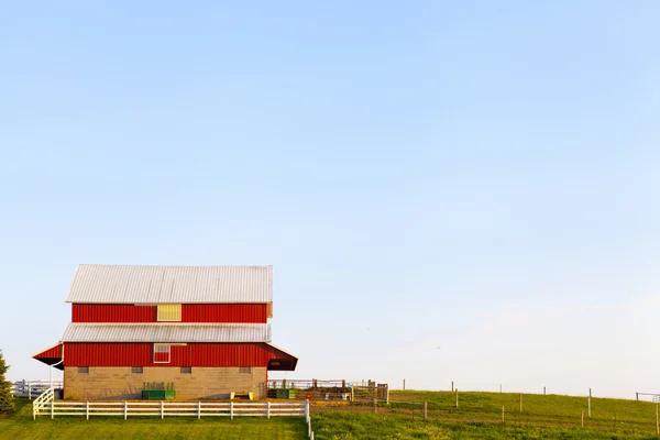 Terreno agricolo americano con cielo blu nuvoloso — Foto Stock