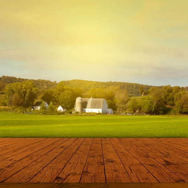 ぼやけている田舎の風景と古いテーブルの表面 — ストック写真