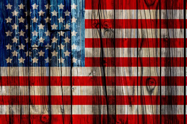 Alte bemalte amerikanische Flagge auf dunklem Holzzaun — Stockfoto