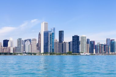Açık mavi gökyüzü ile Chicago manzarası