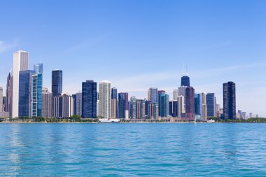 Açık mavi gökyüzü ile Chicago manzarası