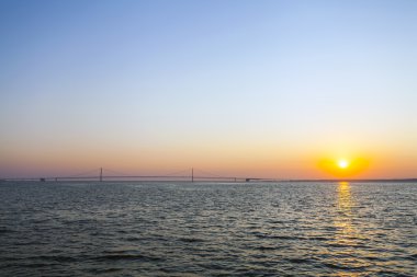 yaz günbatımı üzerinde uzun köprü