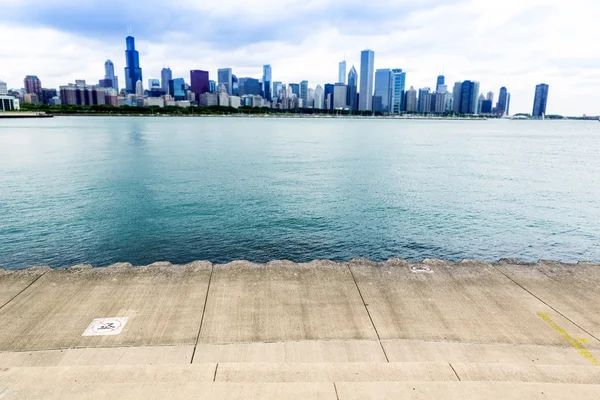 劇的な空とダウンタウンの都市で自転車パス — ストック写真