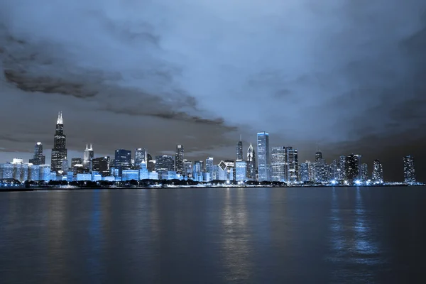 Chicago skyline in de nacht — Stockfoto