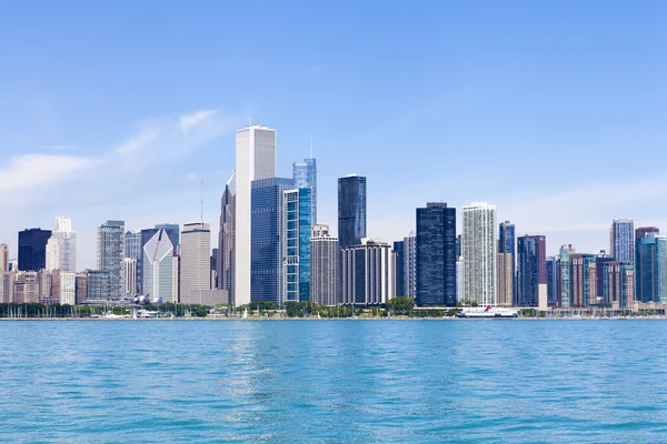 Panoramę Chicago z niebieski niebo jasne — Zdjęcie stockowe