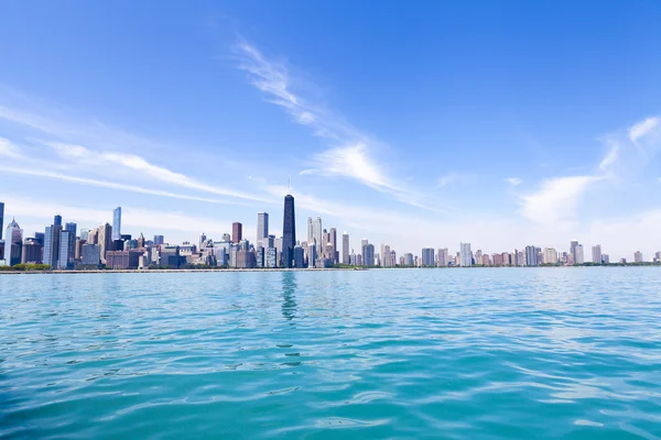 Açık mavi gökyüzü ile Chicago manzarası