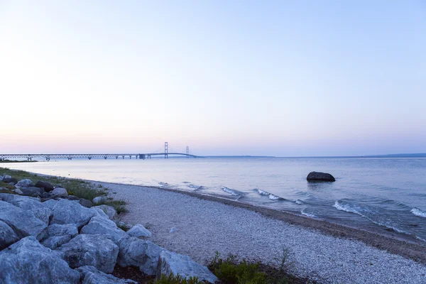 Ponte lungo sul tramonto estivo — Foto Stock