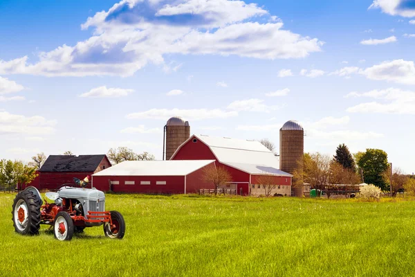 Granja roja tradicional americana con tractor —  Fotos de Stock