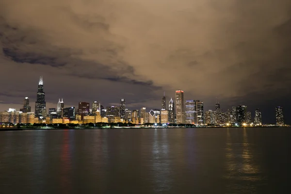 芝加哥地平线在晚上 — 图库照片