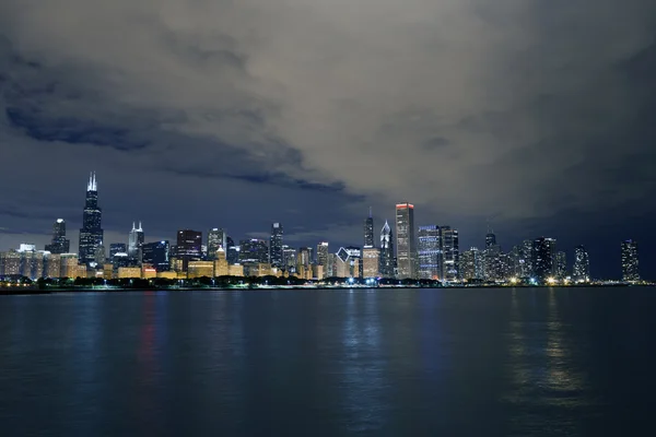 芝加哥地平线在晚上 — 图库照片