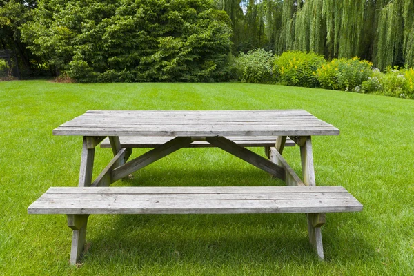 Stół piknikowy — Zdjęcie stockowe