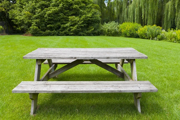 Mesa de picnic — Foto de Stock