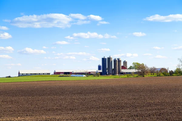 Amerikanisches Ackerland mit blauem bewölkten Himmel — Stockfoto