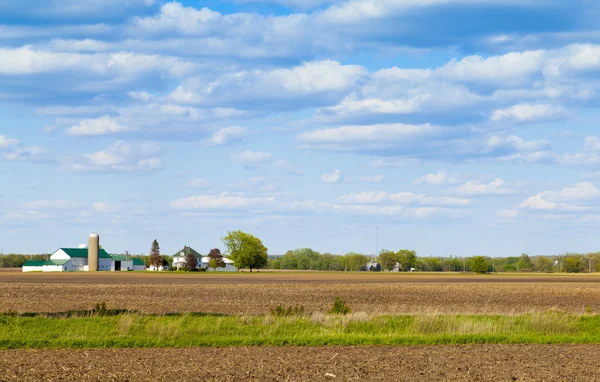 Amerikaanse boerderij met blauwe bewolkte lucht — Stockfoto