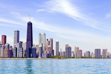 Açık mavi gökyüzü ile Chicago manzarası