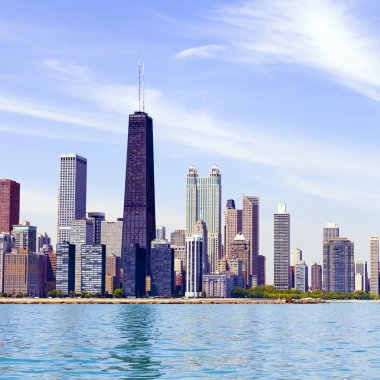 Açık mavi gökyüzü ile Chicago manzarası