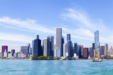 Açık mavi gökyüzü ile Chicago manzarası