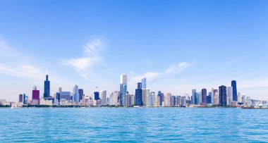 Açık mavi gökyüzü ile Chicago manzarası