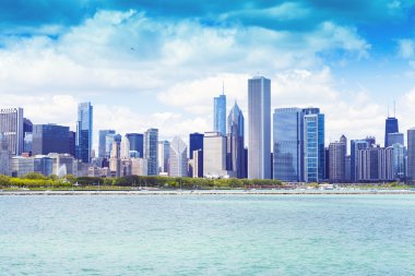 Açık mavi gökyüzü ile Chicago manzarası