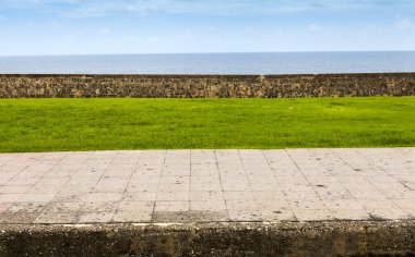 kaldırıma yan görünümü ile okyanus arka planda