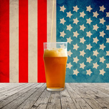 taze soğuk bir bira soğutulmuş bardak içinde verilen