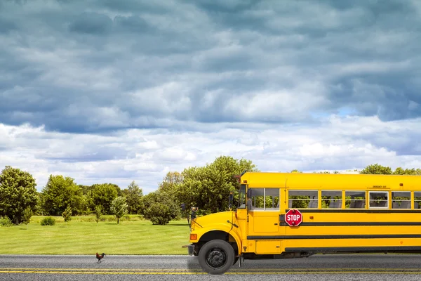 Autobus szkolny na drodze kraju Ameryki w godzinach porannych — Zdjęcie stockowe