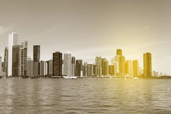 Panoramę Chicago z niebieski niebo jasne — Zdjęcie stockowe